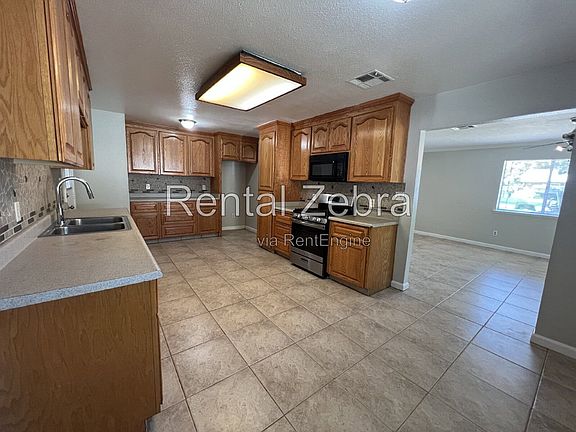 5th image of 317 Knutson St