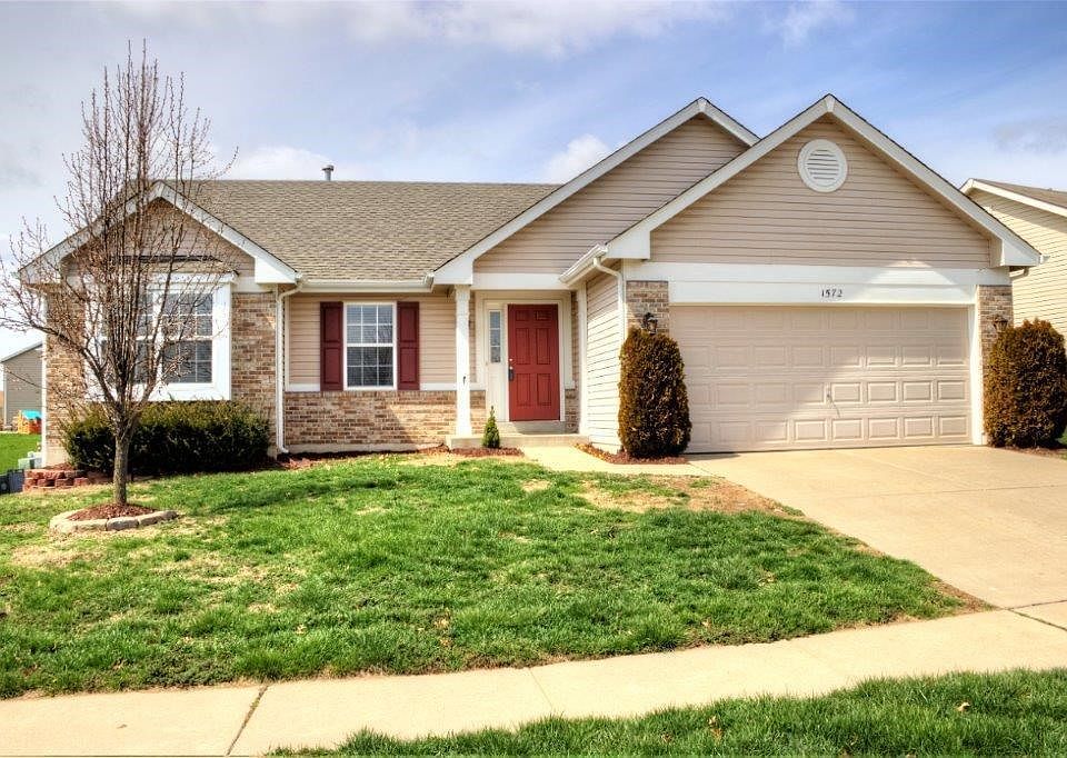 Charming Ranch w/2-car garage.