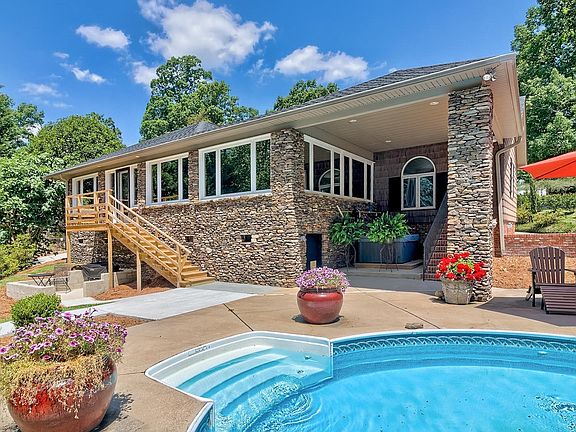 3rd image of 463 Ridge Rd