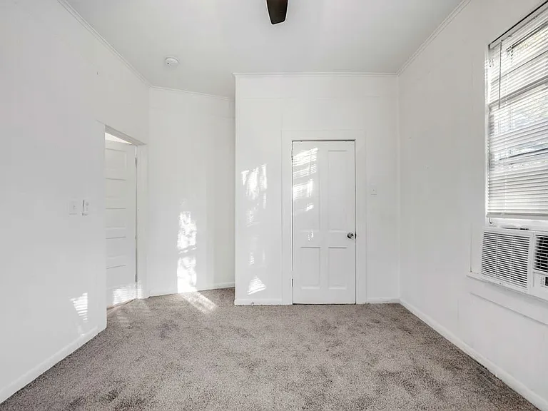 526 W Munson St — Photo 14