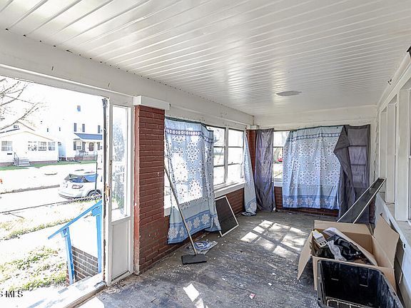 4th image of 516 Geneva Ave