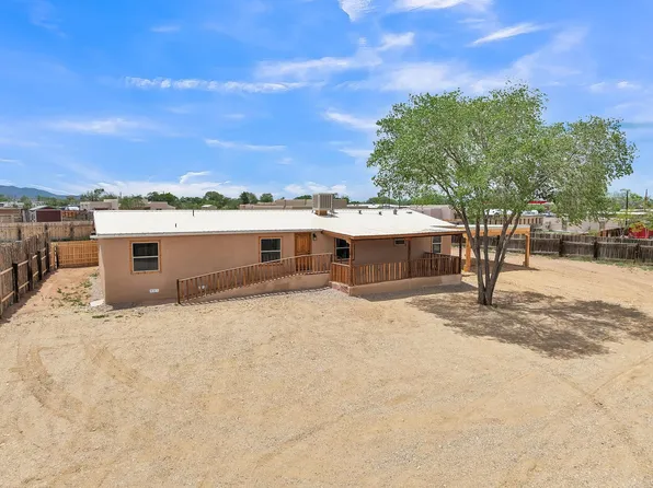 16 Medina Ln, Taos, NM 87571