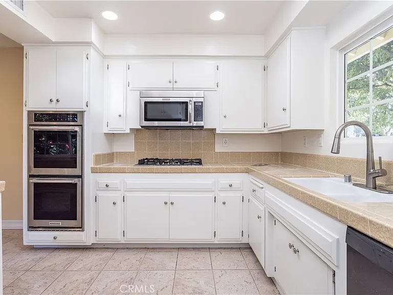 11761 Encino Ave — Photo 12