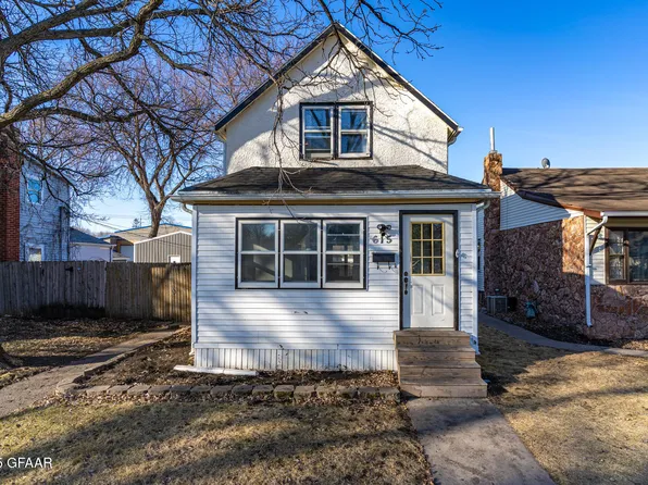 615 N 7th St, Grand Forks, ND 58203