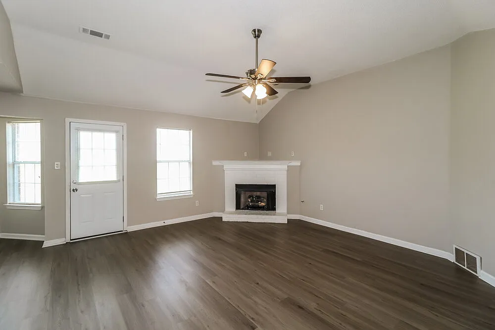 3 bed, 2.0 bath, 1406 sqft, $1,735 — Photo 4
