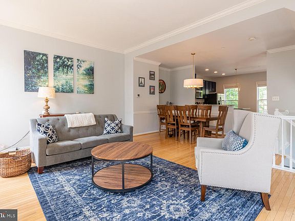 4th image of 400 Ashford La