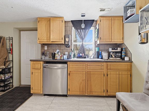 4th image of 715 E Division Street