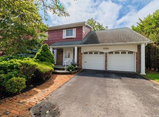 18 Park Dr, Lido Beach, NY 11561