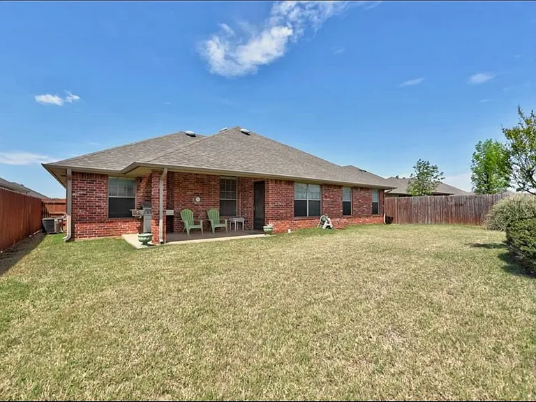 528 Madeline Ln — Photo 2