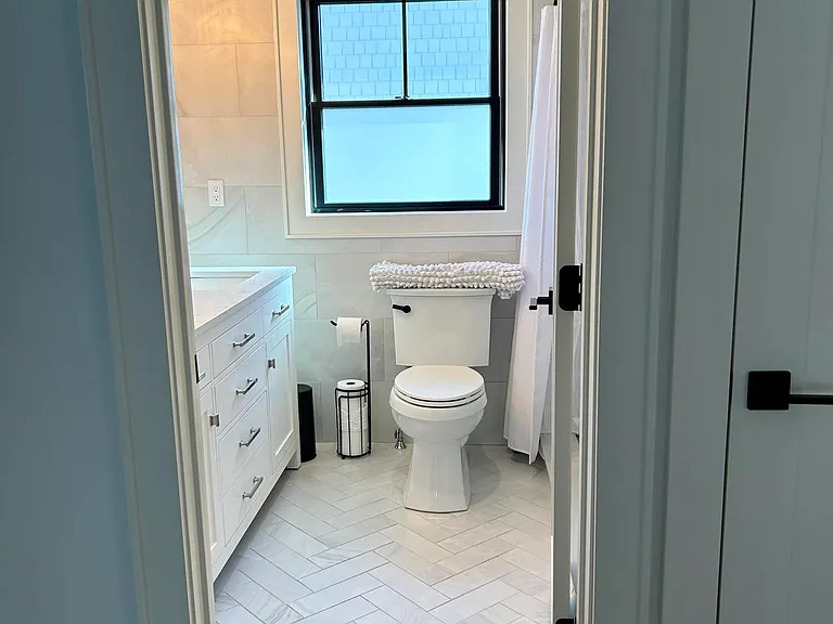 411 Sylvania Ave — Photo 23