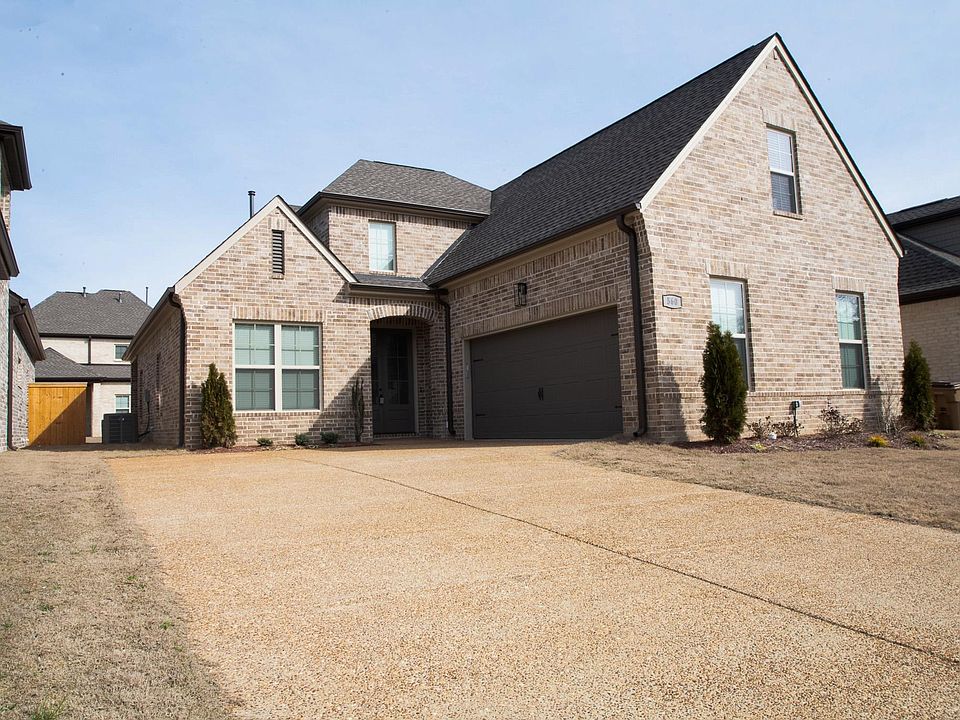 1st image of 560 Rosalie Woods Dr