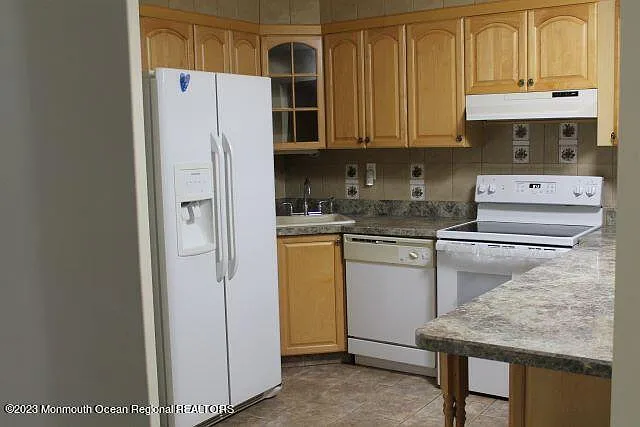 2 bed, 1025 sqft, $2,200 — Photo 2