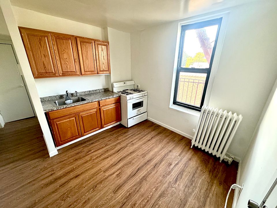 2nd image of 1781 E 16th St #3I