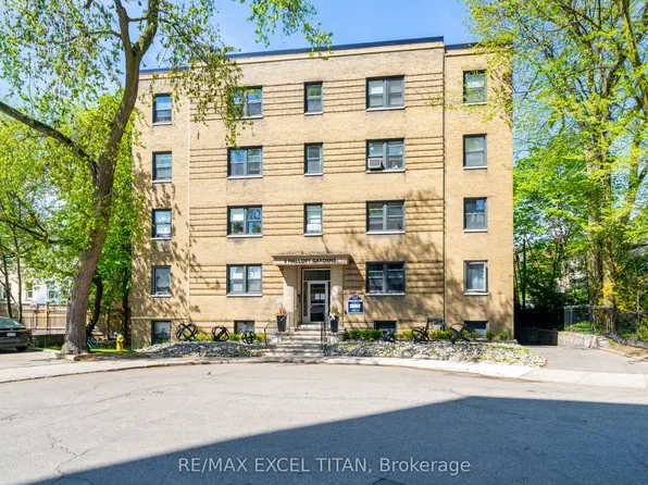 8 Mallory Gdns, Toronto, ON