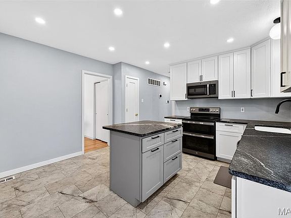 4th image of 5747 Lansdowne Ave