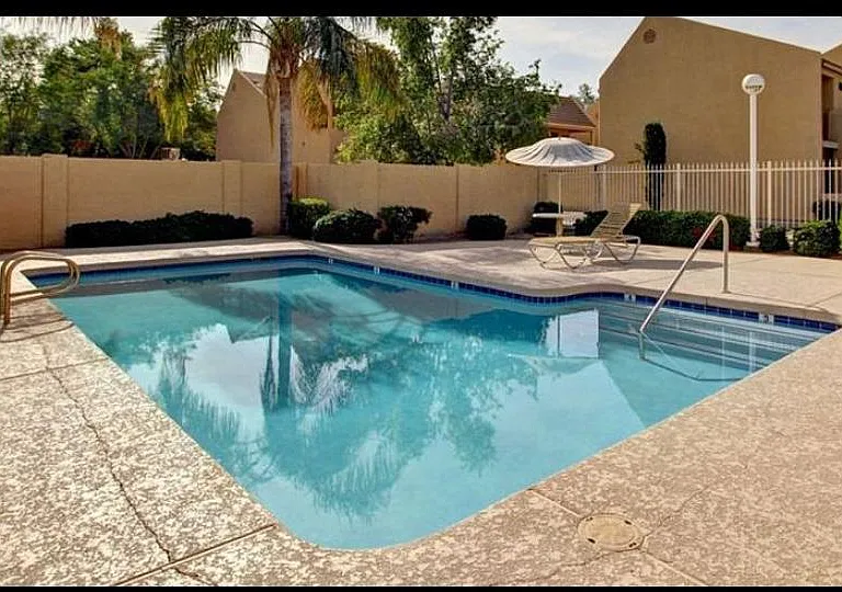 819 E Redondo Dr — Photo 2