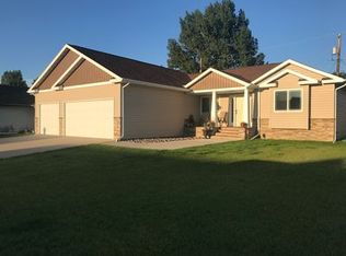 1312 27th St NW, Minot, ND 58703