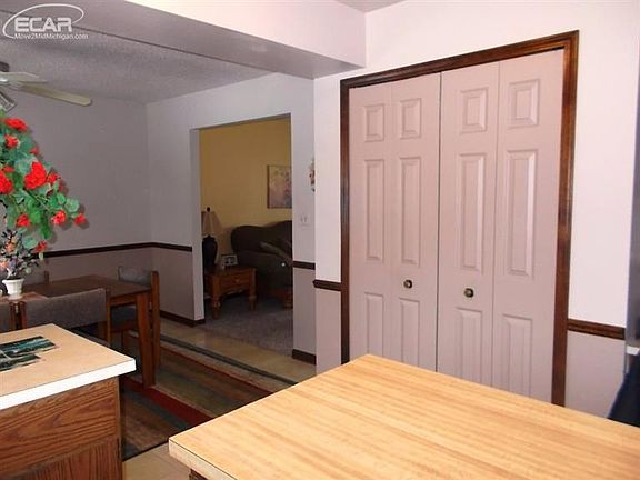 4th image of 5137 Woodstock Dr