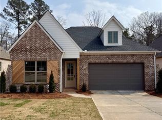 573 Windsor Dr, Opelika, AL 36801