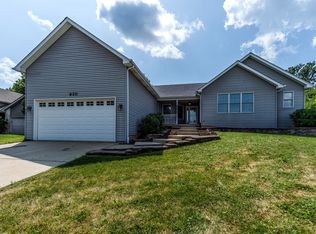 620 Highland Springs Dr, Elgin, IL 60123