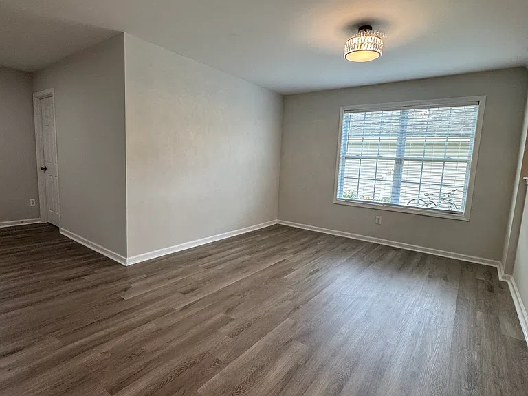 531 Mansfield Ln — Photo 9