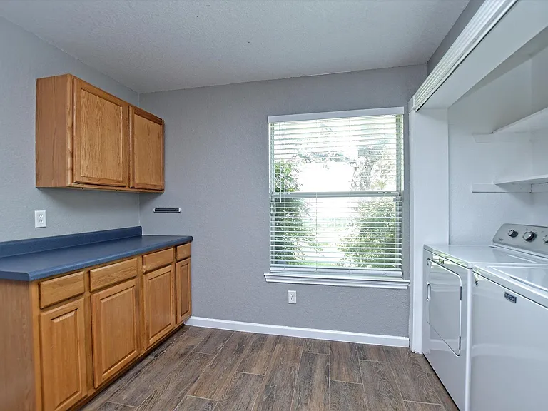 814 Monarch Ave — Photo 6