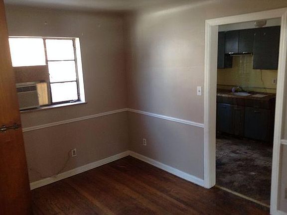 5th image of 558 E Mitchell Ave