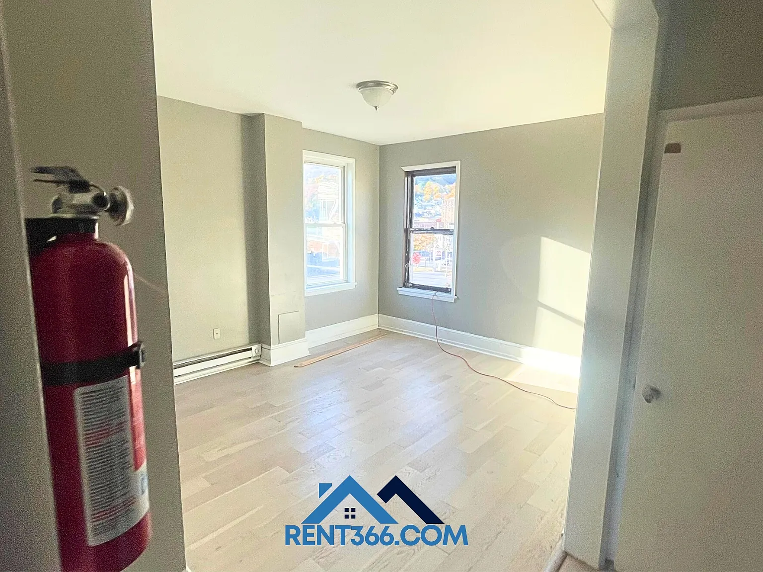 101 N George St — Photo 4