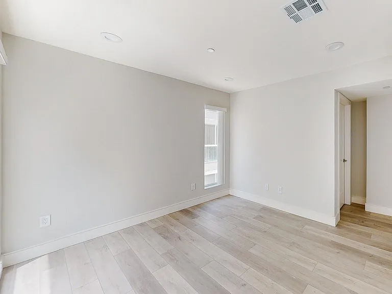 953 1/2 N Mariposa Ave #1/2 — Photo 3
