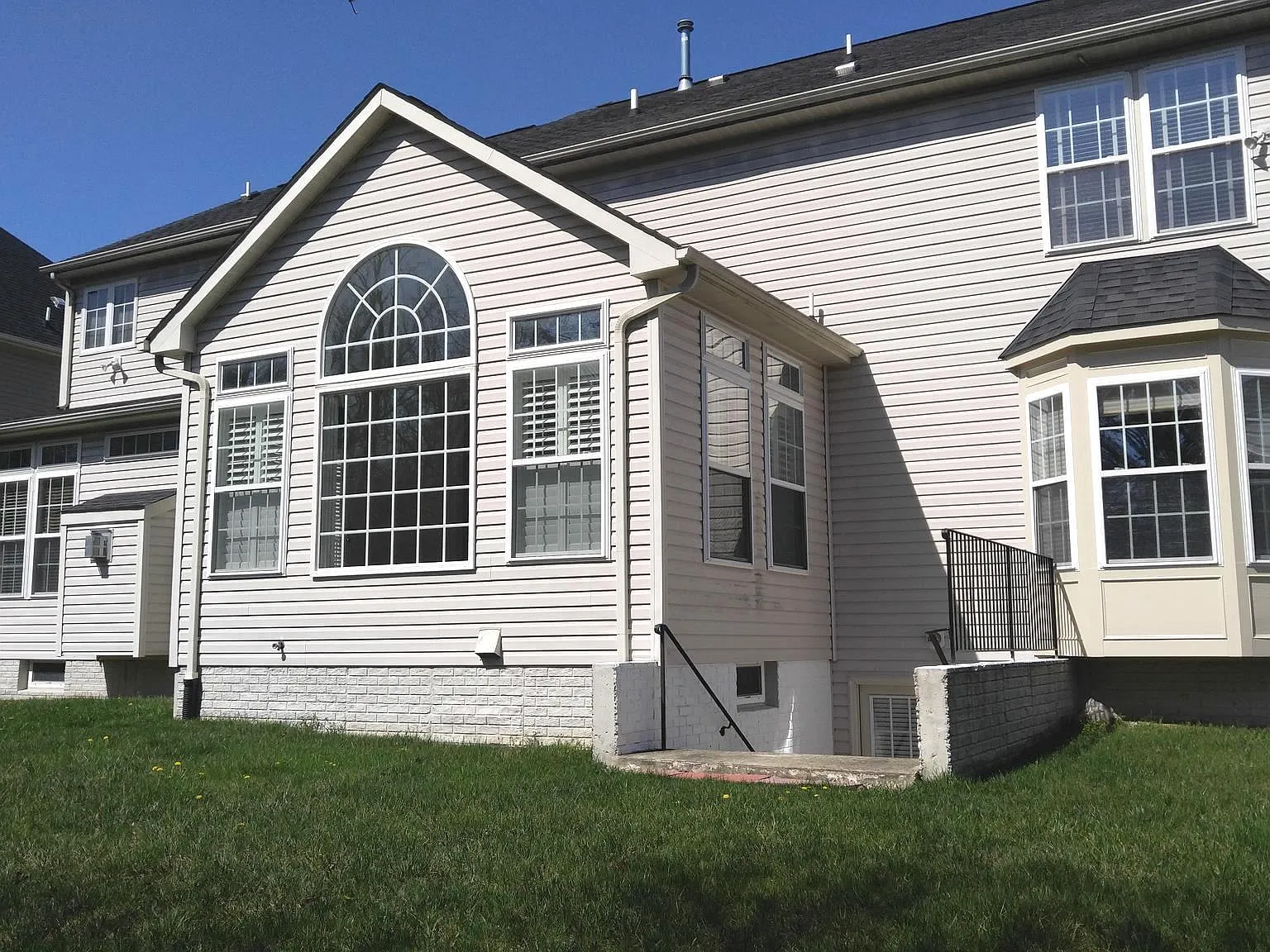 4 bed, 3.5 bath, 5280 sqft, $4,700 — Photo 2