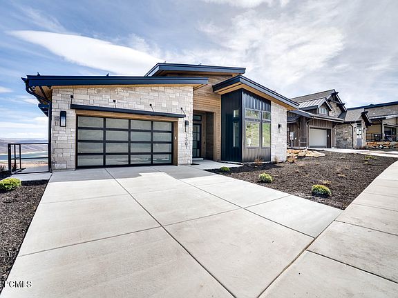 3rd image of 1561 W Crystal View Ct
