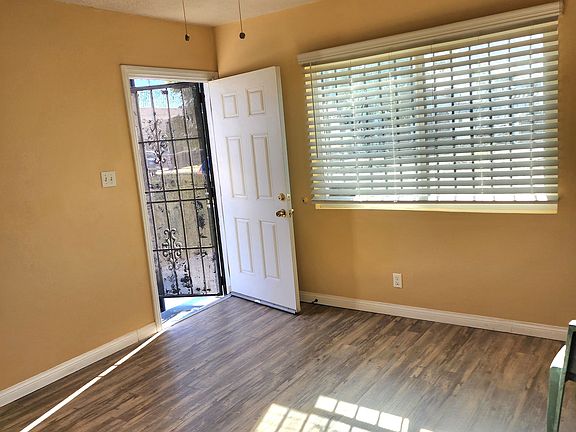 5th image of 841 E 88th Pl