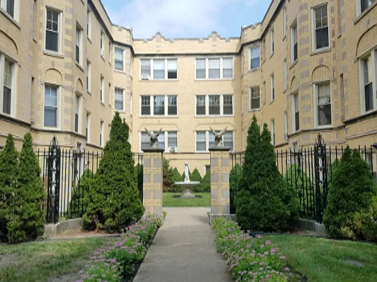 2022 W Berwyn Ave #3B — Photo 1