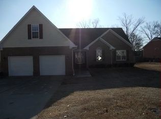 8243 Umstead Rd, Fayetteville, NC 28304