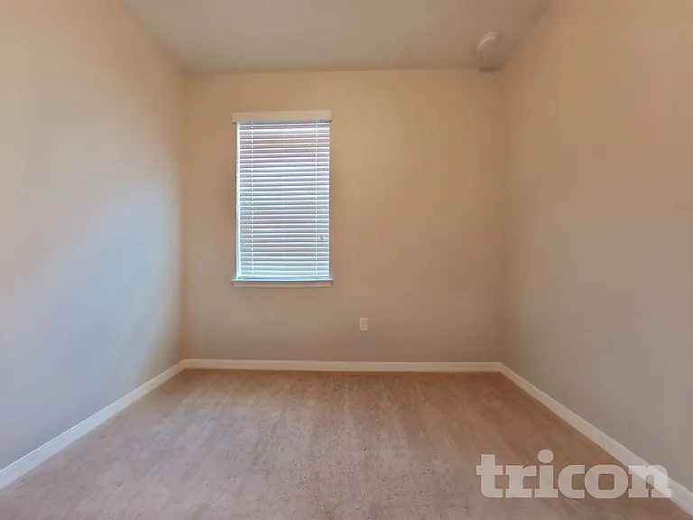 2837 E Lake Pointe Dr — Photo 12