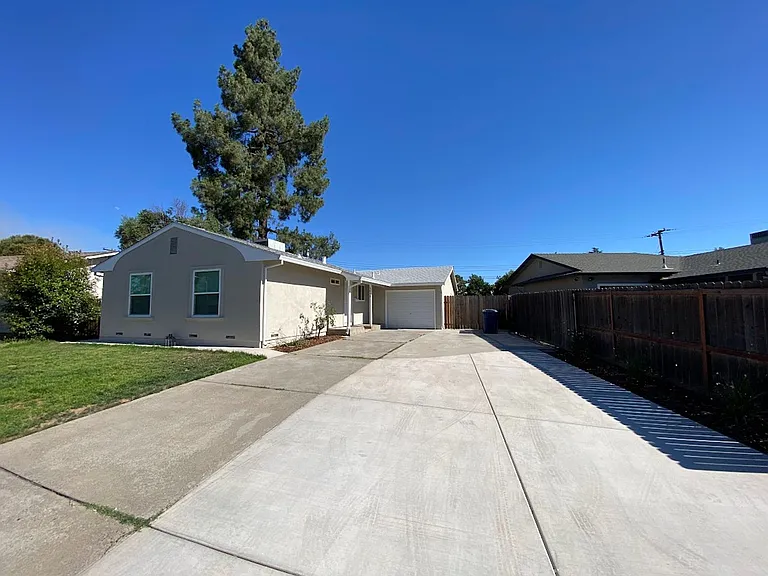 9898 Meteor Dr — Photo 1