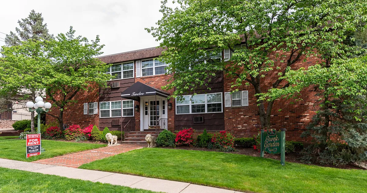 Building Photo - 12 Brookside Ave #2