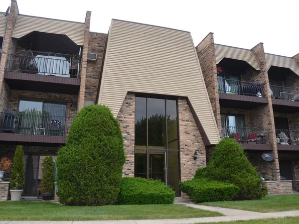 7308 Blackstone Ave APT 8, Justice, IL 60458