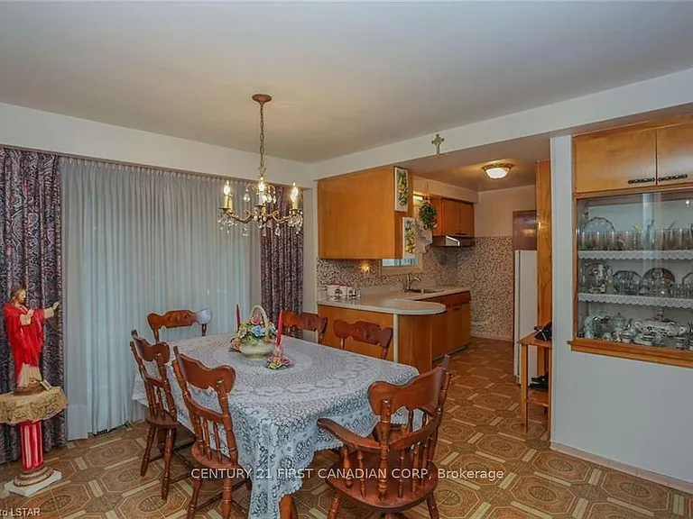 268 Burlington Cres — Photo 3