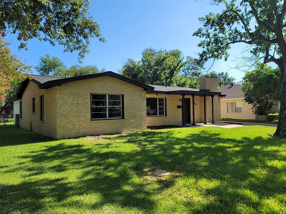 1st image of 427 23rd Ave N