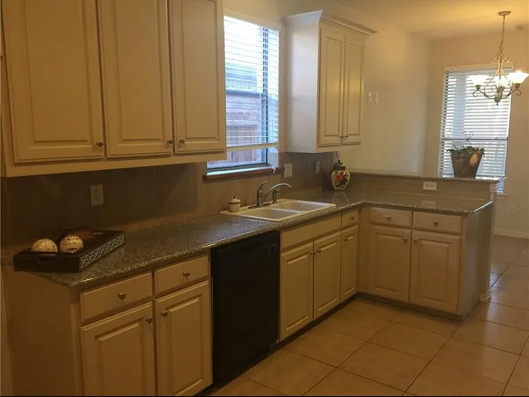 1701 Chatham Ln — Photo 8