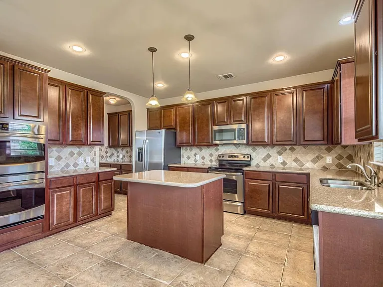 914 Armour Dr — Photo 7