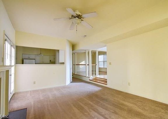 5th image of 215 W Wedgwood Dr