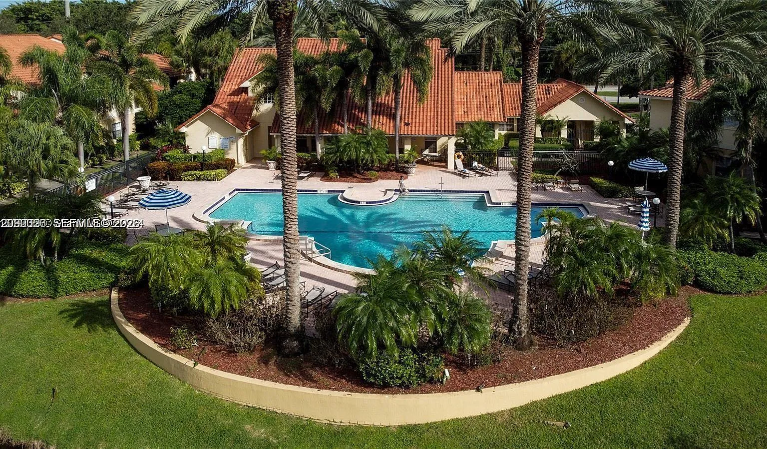 Royal Poinciana Condo — Photo 1