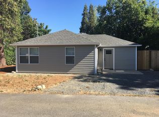 842 NE Maple St, Grants Pass, OR 97526