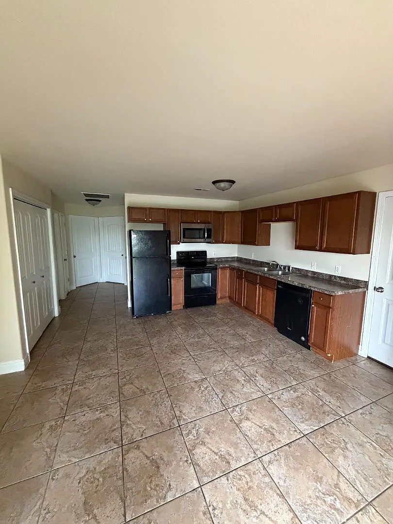 175 Rief Ct - D — Photo 2