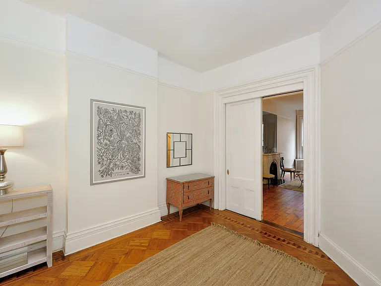 251 E 49th St #1 — Photo 2