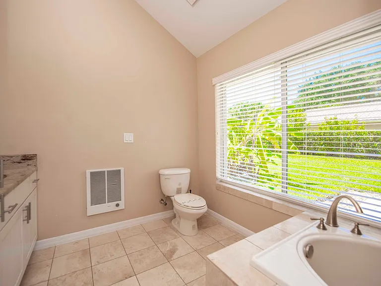 Bellerive Dr — Photo 15