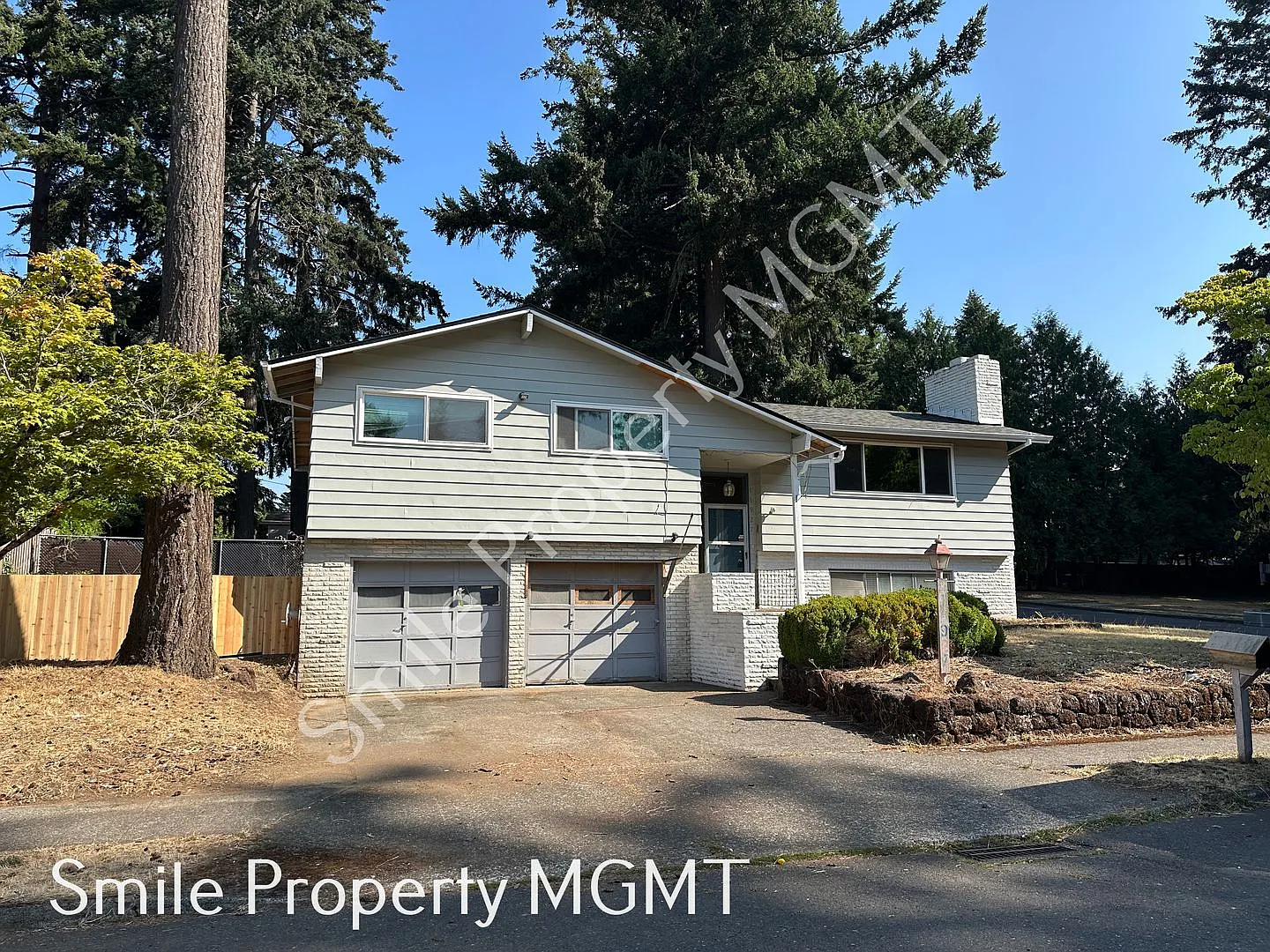 Split - Level House in a Quiet Community — Photo 1