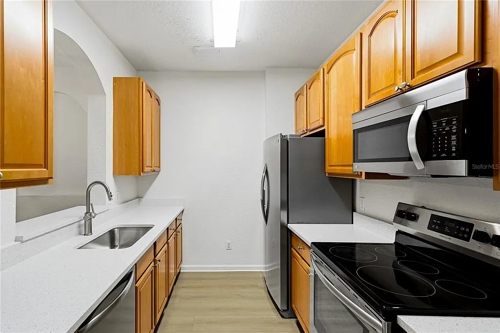 3 bed, 2.0 bath, 1247 sqft, $2,100 — Photo 4